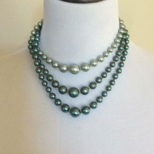 Vintage triple strand green beaded necklace